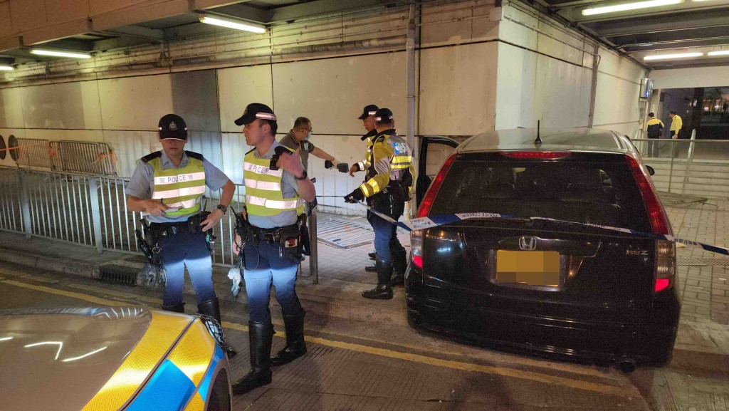 私家車失控剷上行人路。黎志偉攝