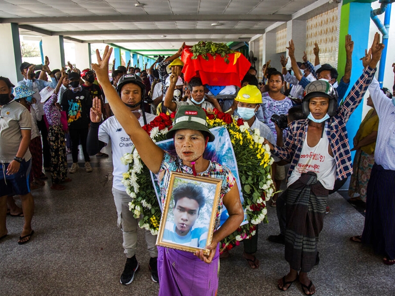 示威期間死亡的男子舉殯。AP圖片