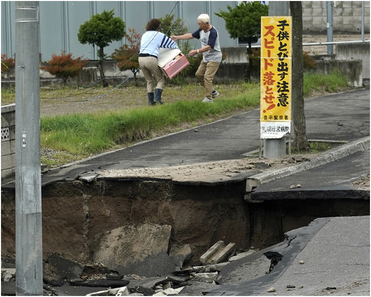 今次強震造成多處廣範破壞。 AP  
