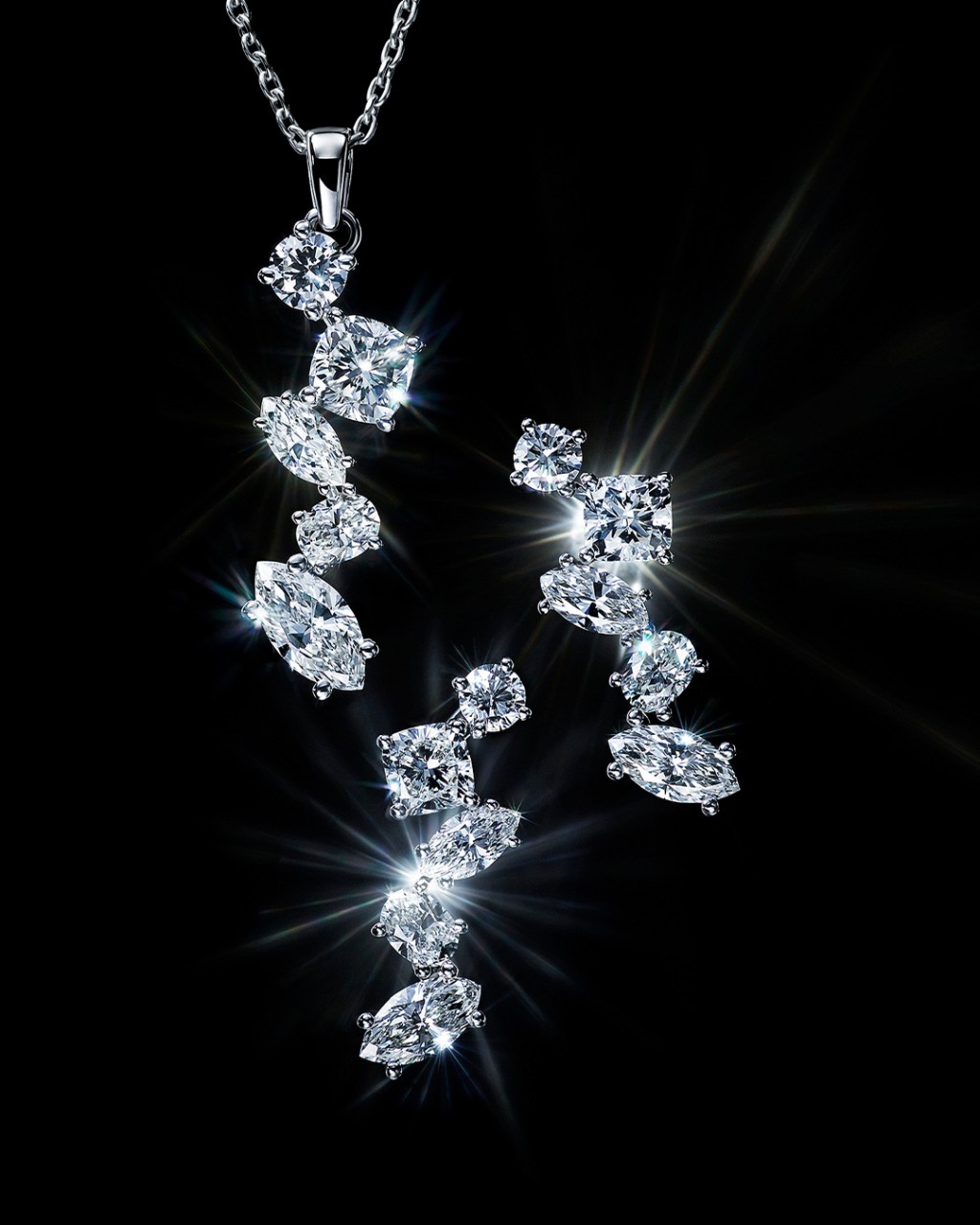Swarovski Created Diamonds Galaxy系列項鏈（$17,000）及耳環（$17,000），以不同切割的實驗室培育鑽石拼湊成閃爍銀河。