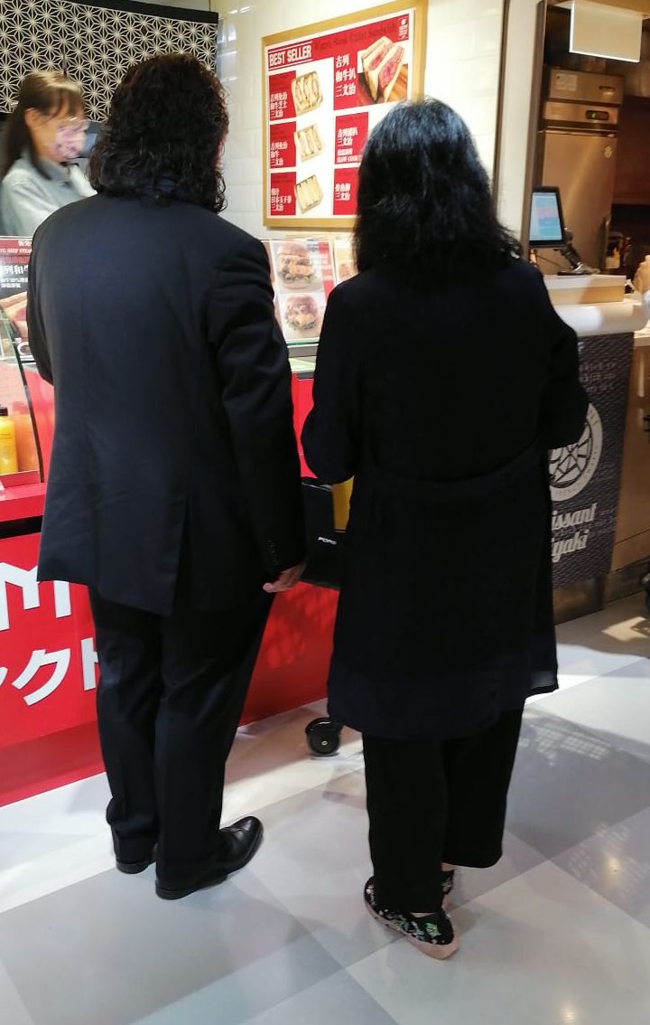 兩人著情侶裝行街街。