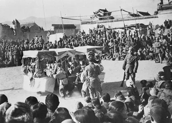 延安軍民載歌載舞慶祝抗戰勝利。抗日戰爭紀念網