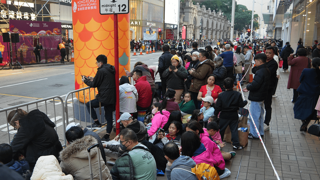 闊別多年的花車巡遊「新春國際匯演之夜」今晚復辦，多名市民已提早到場霸位。