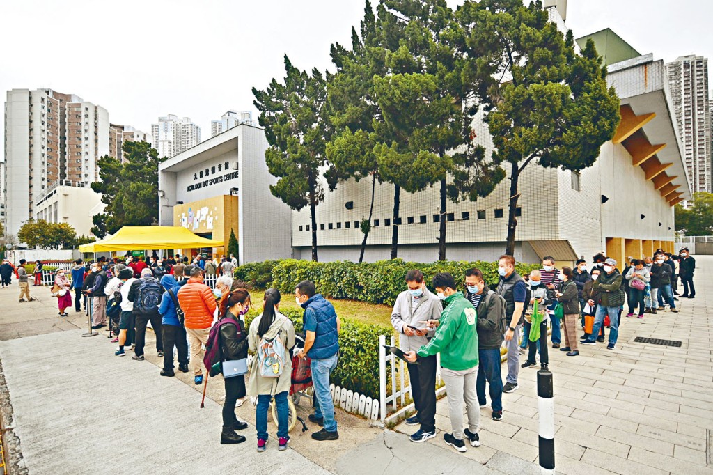 ■九龍灣體育館外昨早逾百人排隊，等候入內接種疫苗。