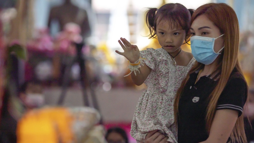 3岁女童艾美前往哀悼遇难同学。AP图片