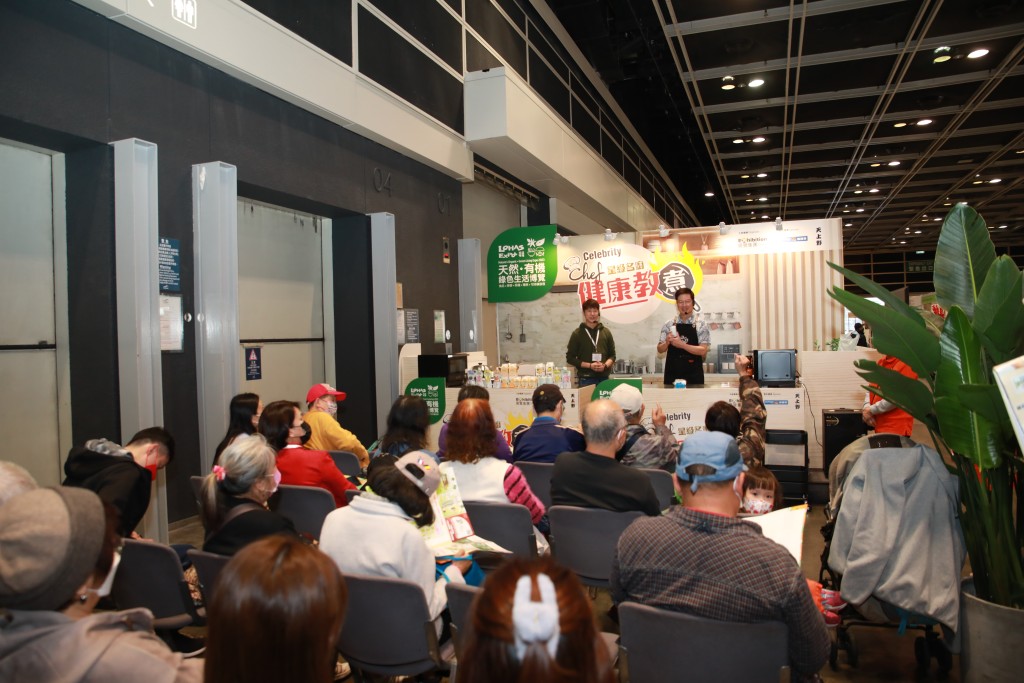 「健康教煮」活動聯乘星級名廚李錦聯介紹各式健康菜式，例如秘製露絲瑪莉岩鹽養生雞、天貝菜式等。