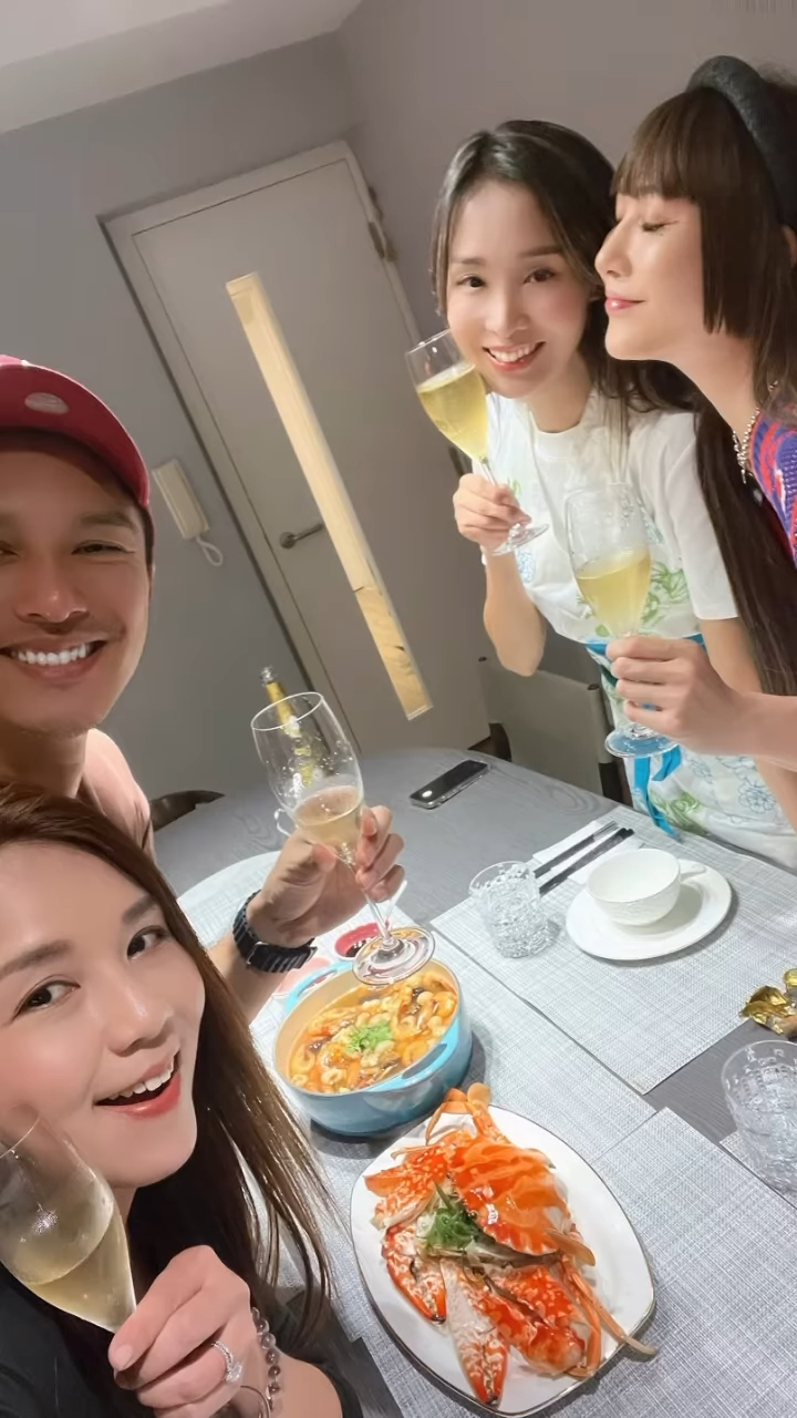 原來兩人的生日只差兩天，因此獲共同好友親自下廚慶祝，煮了凍蟹、蒸鱔等海鮮，還有煲仔飯等美食。