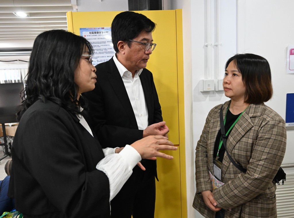 現場有資深社工幫忙替居民做心理輔導。