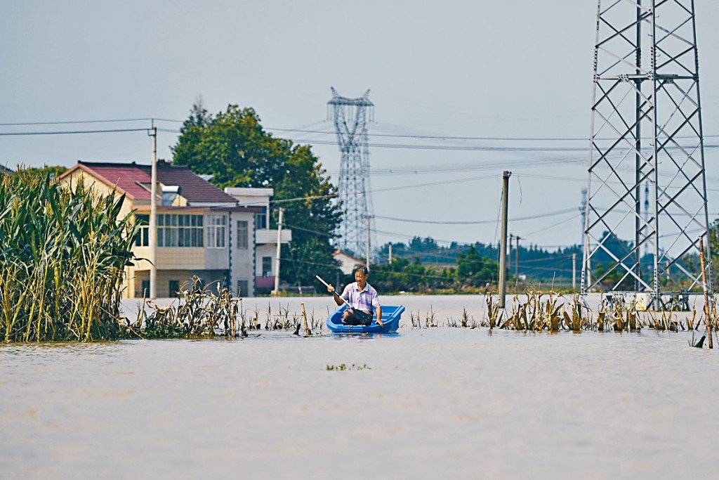 安徽廬江河堤缺口，洪水淹沒鄉鎮。　