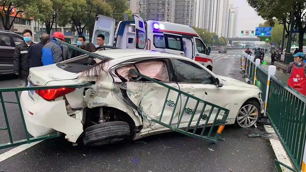 护栏插进后座，死者爆头亡。互联网图片