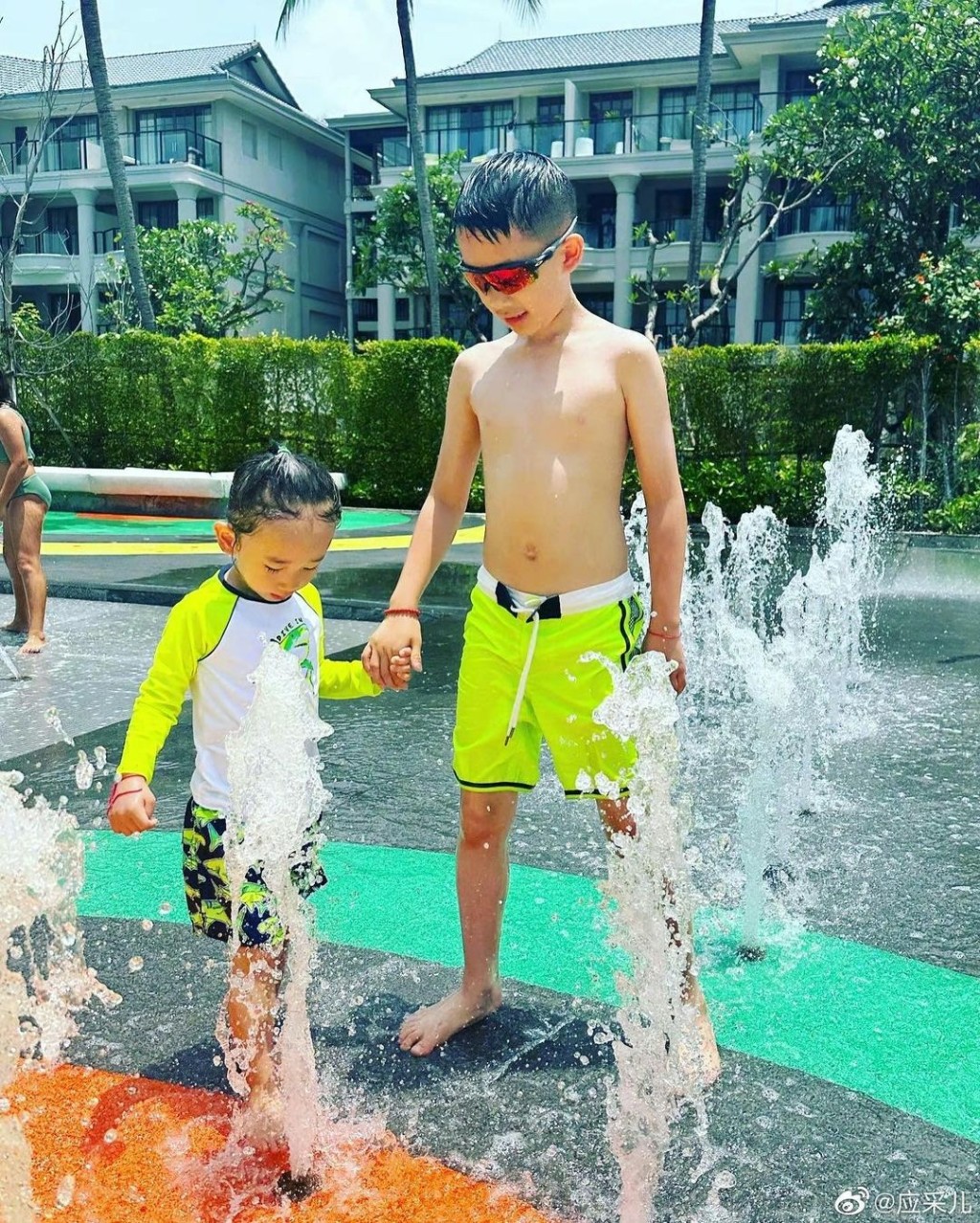 一家四口于国际儿童节去玩水。
