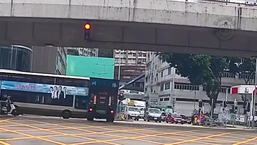 貨車駛至葵涌道與葵安道交界時違例右轉,遭駛至的九巴攔腰撞及。 貨車駛至葵涌道與葵安道交界時違例右轉,遭駛至的九巴攔腰撞及。