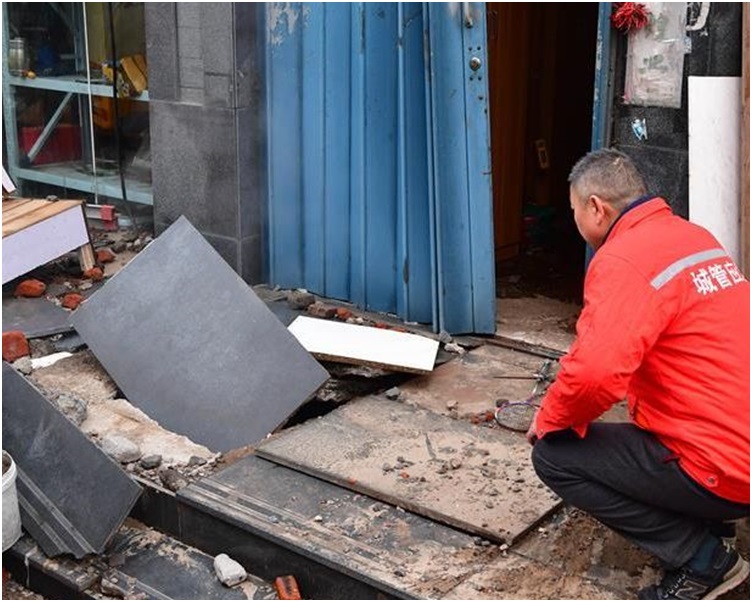 救援人员在热水管爆管现场勘察。新华社