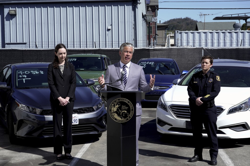 加州总检察长邦塔（Rob Bonta，中）呼吁召回韩系车。 美联社 