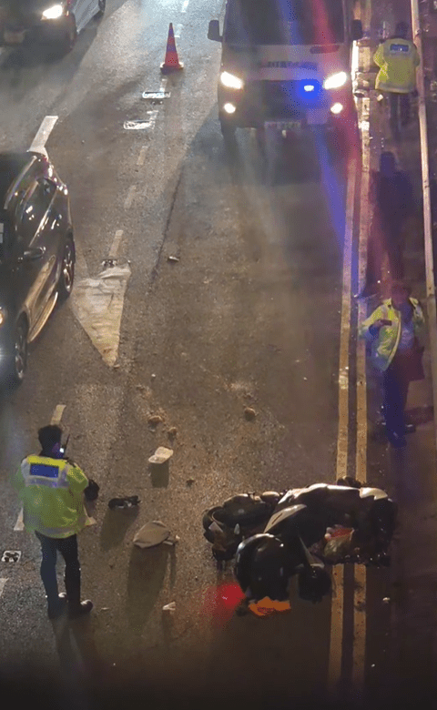 私家車與電單車發生相撞，雜物散落一地。fb「車cam L（香港群組）」圖片