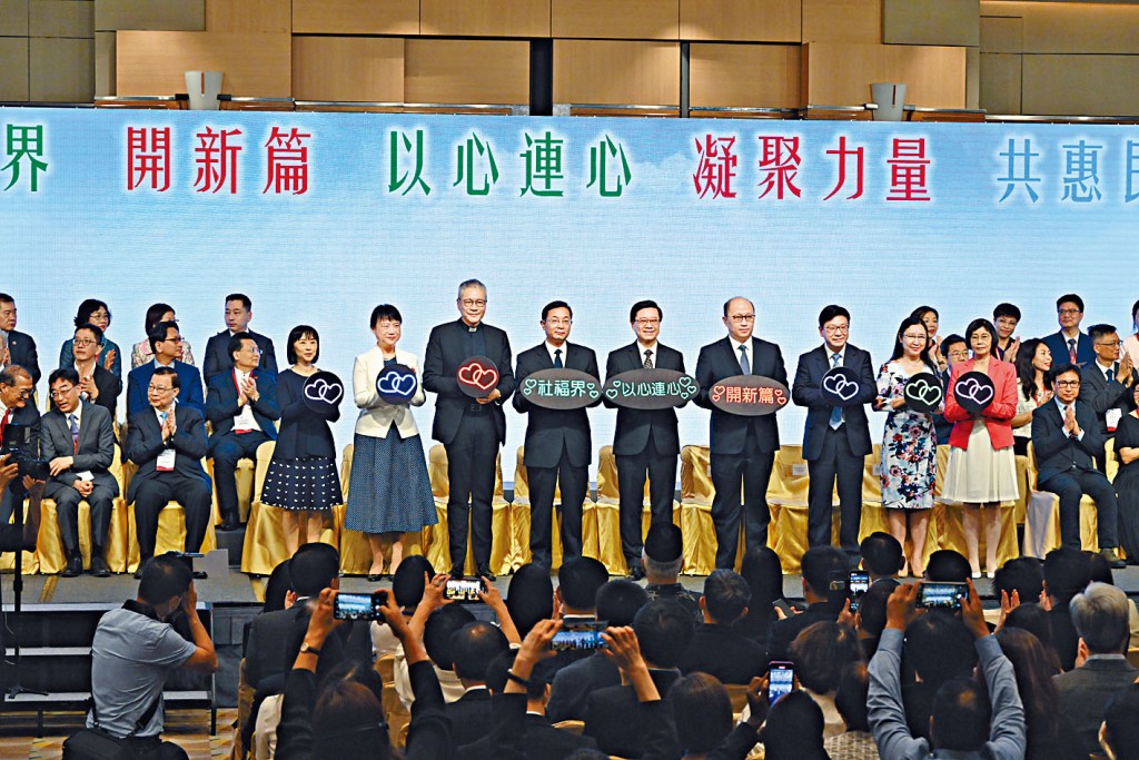 前排左三起：心連心大行動主席管浩鳴、國家民政部副部長柳拯博士、行政長官李家超、中央人民政府駐香港特別行政區聯絡辦公室主任鄭雁雄、勞福局局長孫玉菡。 