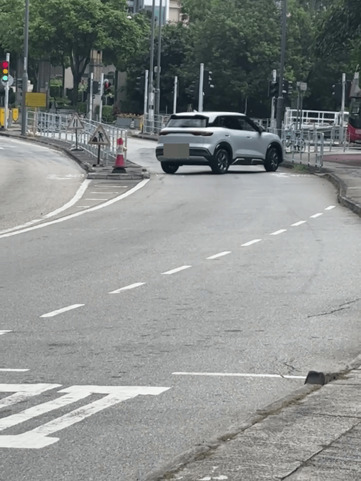 司機懷疑緊張慌亂,倒車時「扭幾手軚」。 司機懷疑緊張慌亂,倒車時「扭幾手軚」。
