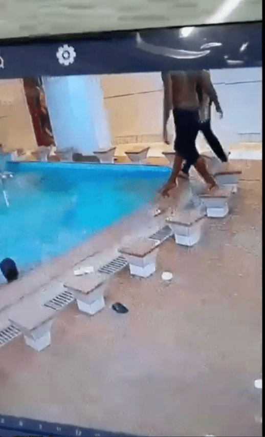 從網上瘋傳的影片可見，男子當時赤着上身，穿着及膝褲子，下水時模仿平日在泳池邊跳水的樣子。