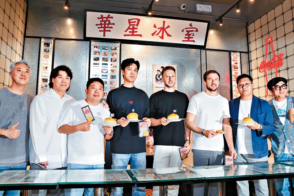 卓林普(右四)一盡地主之誼,帶其他球手到茶餐廳享受本地美食。