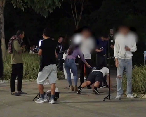 广州地铁出口的空地成了「直播基地」， 居民不胜其扰。