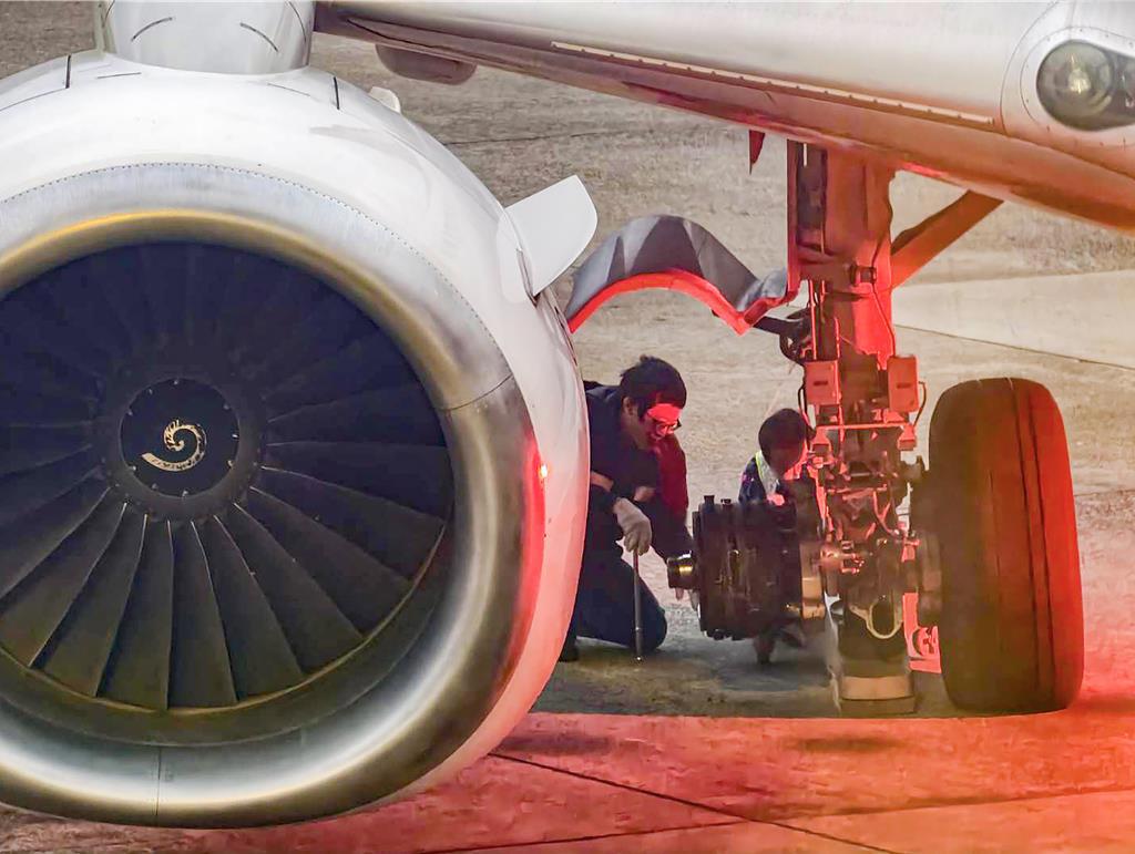 工程人員檢查涉事客機。中時