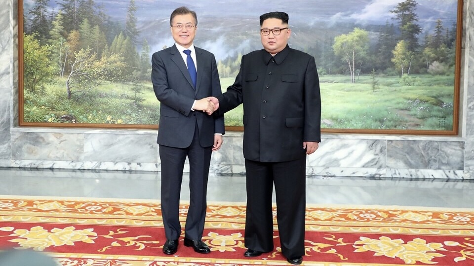 2018年5月26日,时任韩国总统文在寅和北韩领导人金正恩在板门店北韩一侧“统一阁”举行第二次“文金会”。 新华社 2018年5月26日,时任韩国总统文在寅和北韩领导人金正恩在板门店北韩一侧“统一阁”举行第二次“文金会”。 新华社