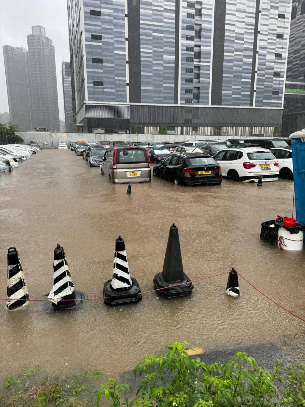 露天停車場水浸，逾百部車輛受影響。網上圖片