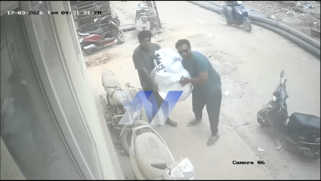 2名壮汉大费周章地把“人肉快递”抬到门市。 X@path2shah