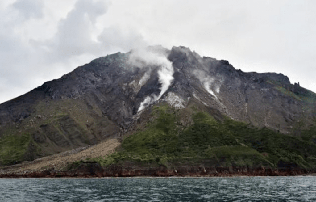 鹿兒島縣吐噶喇列島頻頻地震,圖為鹿兒島三島村硫磺島。美聯社 鹿兒島縣吐噶喇列島頻頻地震,圖為鹿兒島三島村硫磺島。美聯社