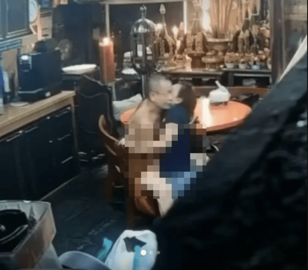 阿贊初被拍下在禪房與女信徒愛姐發生性關係。 阿贊初被拍下在禪房與女信徒愛姐發生性關係。
