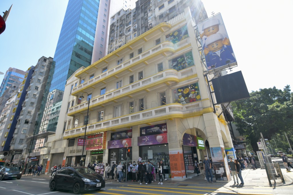 弥敦道190号属欧式公寓的长廊式建筑，揉合了中西建筑元素。