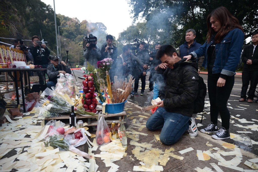 逾百家屬現場路祭。蘇正謙攝