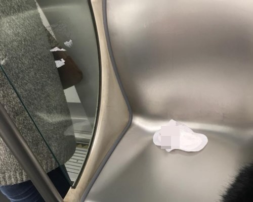 一块用过的卫生巾被放置在椅子上，被网民斥责无公德心。facebook图片
