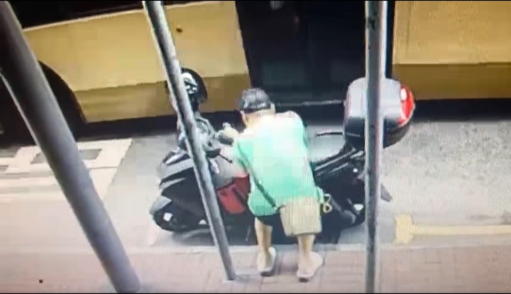 男子看準座位前放外賣的大袋子,連隨彎 身開袋,伸手入內抽起大袋外賣便向前快 步行去,全程一氣呵成,最終於12:59:09消 失於鏡頭前。fb「香港突發事故報料區2.0」截圖 男子看準座位前放外賣的大袋子,連隨彎 身開袋,伸手入內抽起大袋外賣便向前快 步行去,全程一氣呵成,最終於12:59:09消 失於鏡頭前。fb「香港突發事故報料區2.0」截圖