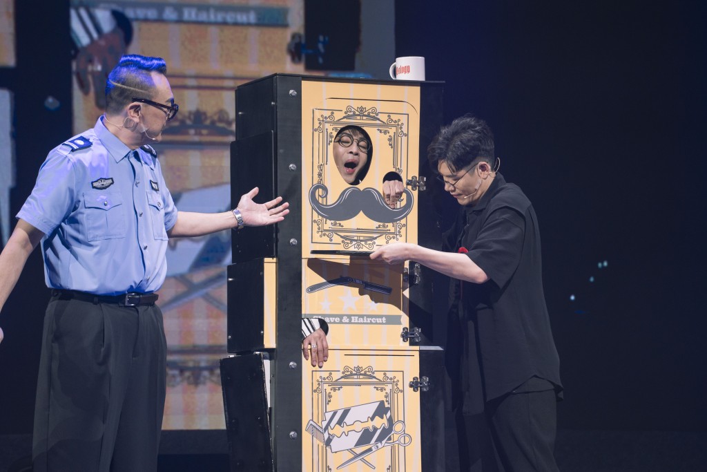鄒凱光（左）在台上扮鬼扮馬。