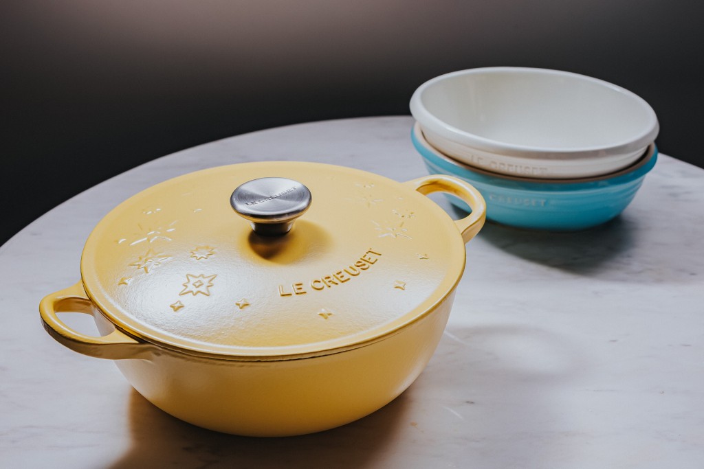 Le Creuset琺瑯鑄鐵深炒鍋及橢圓型陶瓷碗套裝/原價$3,744、現售$1,288/東薈城名店倉。
