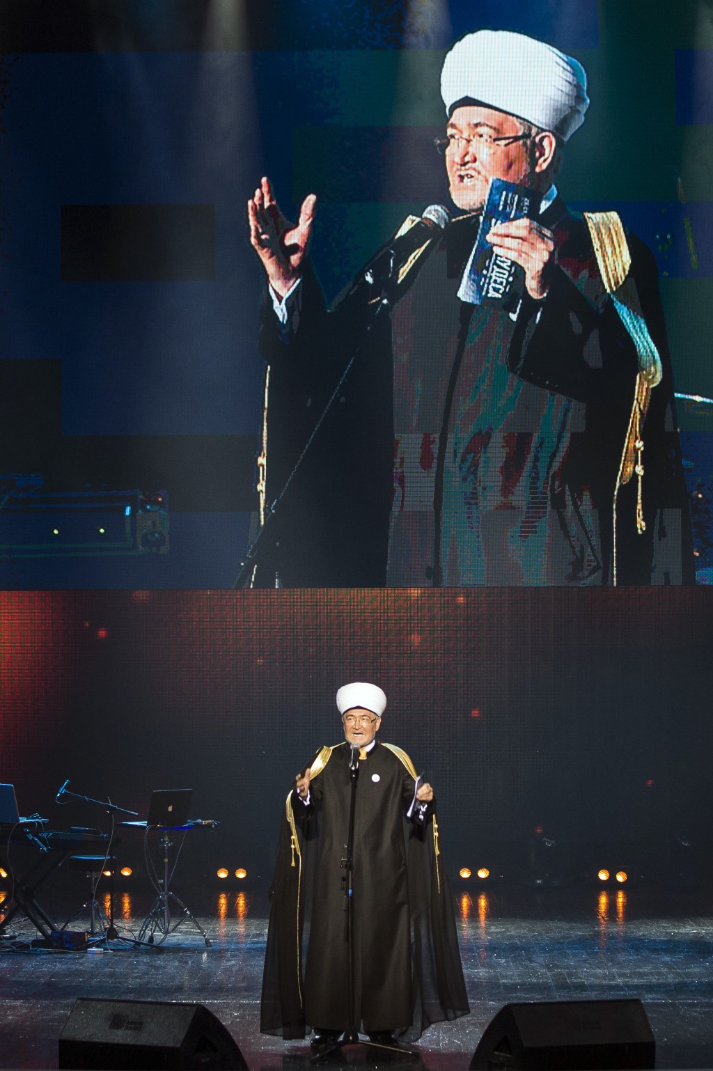 2015年，俄罗斯最高穆斯林神职人员盖努丁 (Ravil Gainutdin) 在克罗库斯音乐厅庆祝先知穆罕默德诞辰的文化节上发表讲话。 美联社资料图