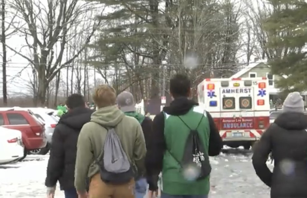 麻省大学学生跟抖音潮流暴饮致酒精中毒，召28辆救护车。