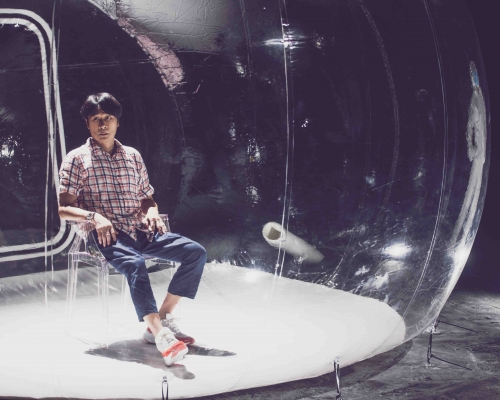 為加強抗疫恐懼氣氛，道具組特意製作超大型的半月形隔離箱。