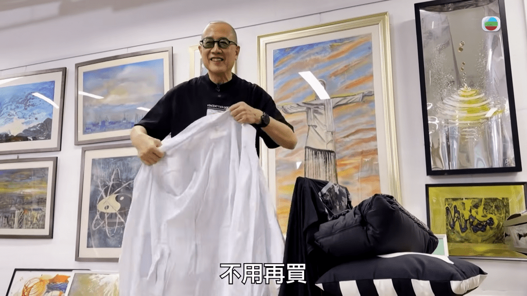 他指如果没有这个病,也会有第二个,“人生有许多事都要硬着头皮接受,冇得拣。”面对柏金逊,他选择用阿Q精神应对,选择不恼不怒,当成自我修行。 他指如果没有这个病,也会有第二个,“人生有许多事都要硬着头皮接受,冇得拣。”面对柏金逊,他选择用阿Q精神应对,选择不恼不怒,当成自我修行。