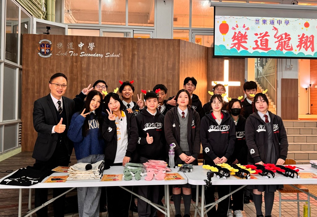 《新年流流返乜工》年宵計劃導師芯駖與學生一同於校內進行預售活動