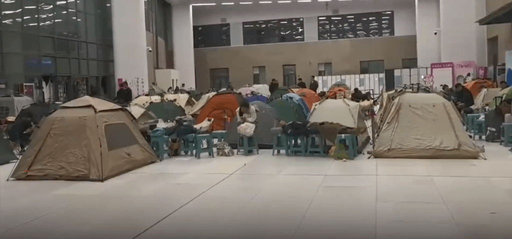 在賽里木湖婚姻登記中心,擠滿搭帳篷排隊的新人。 在賽里木湖婚姻登記中心,擠滿搭帳篷排隊的新人。