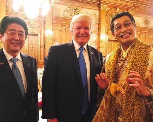 Piko太郎（右）與特朗普（中）及安倍晉三合照。