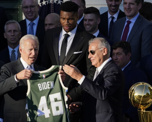 公鹿与总统拜登(左)会面。AP