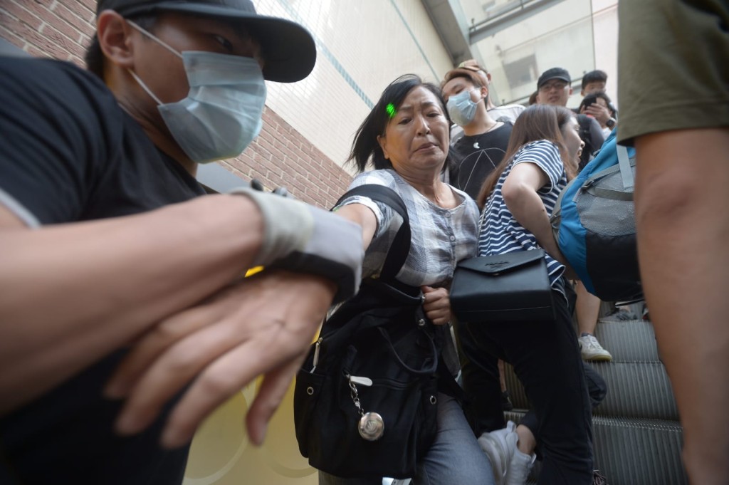 商場外發生爭執