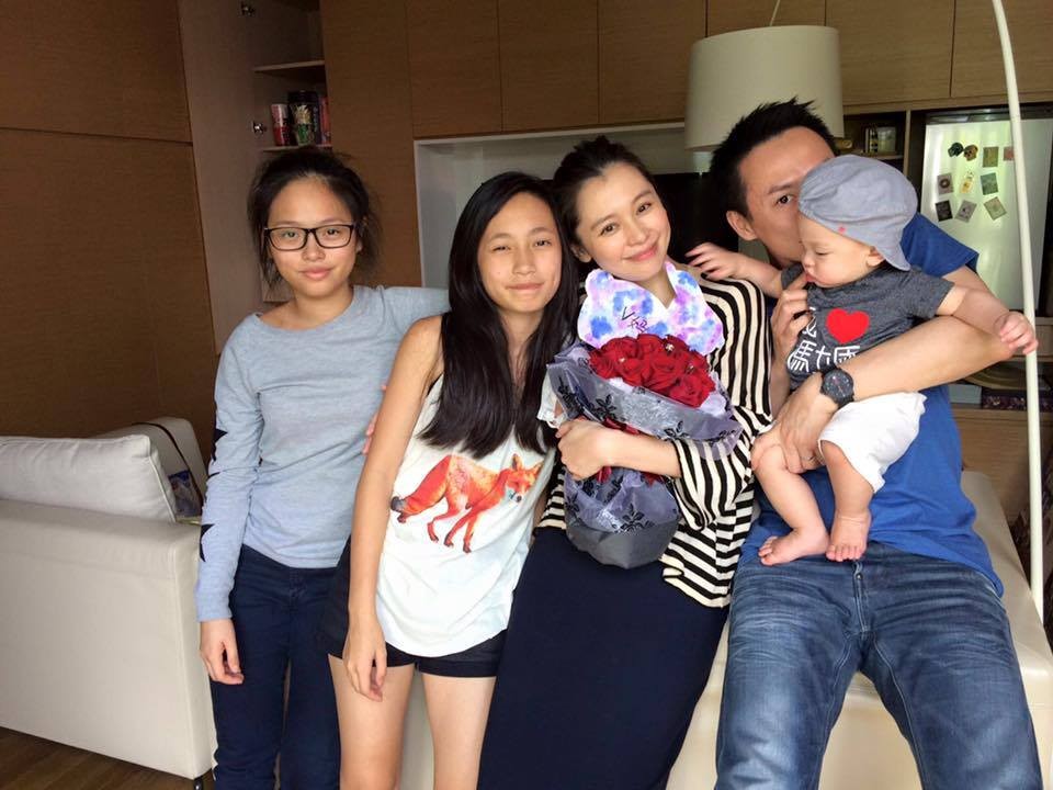 李雲峰與前妻育有兩個女兒，徐若瑄對繼女亦視如己出。