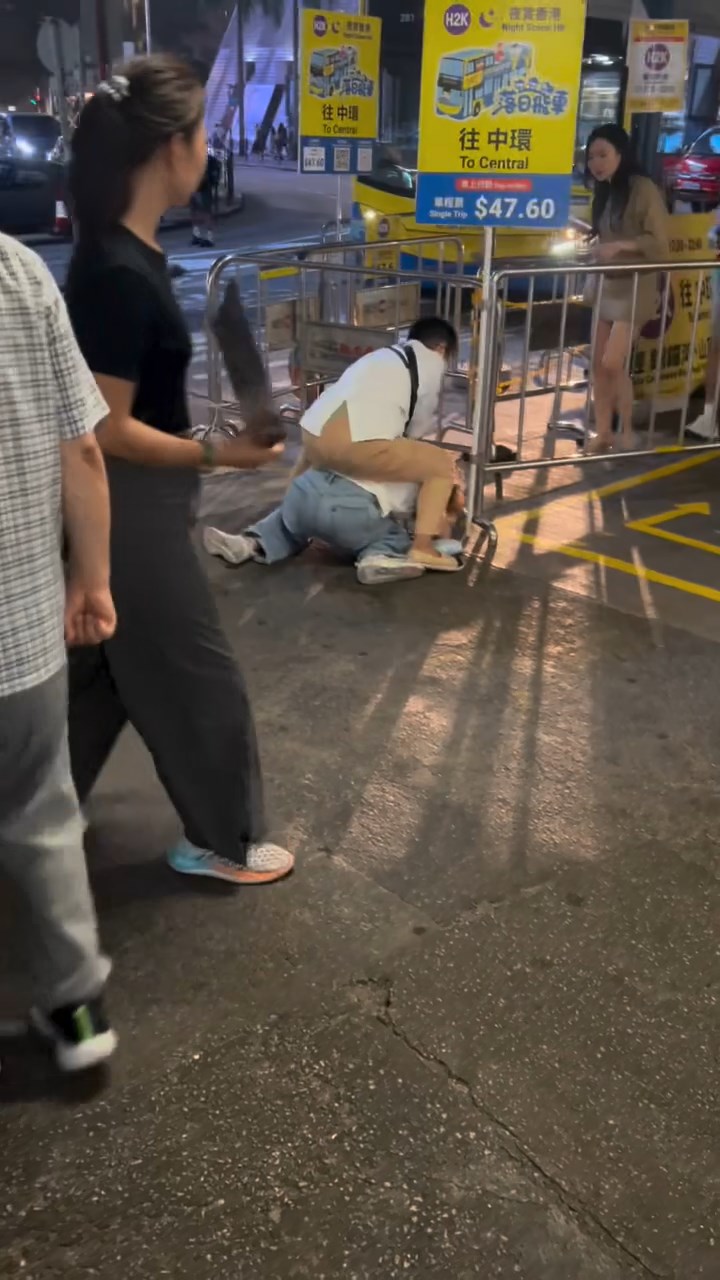 一名維港觀光船的「拉客員」將一名中年婦壓在地上,並騎在背上扯頭髮暴打。eric_lo725@threads片段截圖 一名維港觀光船的「拉客員」將一名中年婦壓在地上,並騎在背上扯頭髮暴打。eric_lo725@threads片段截圖