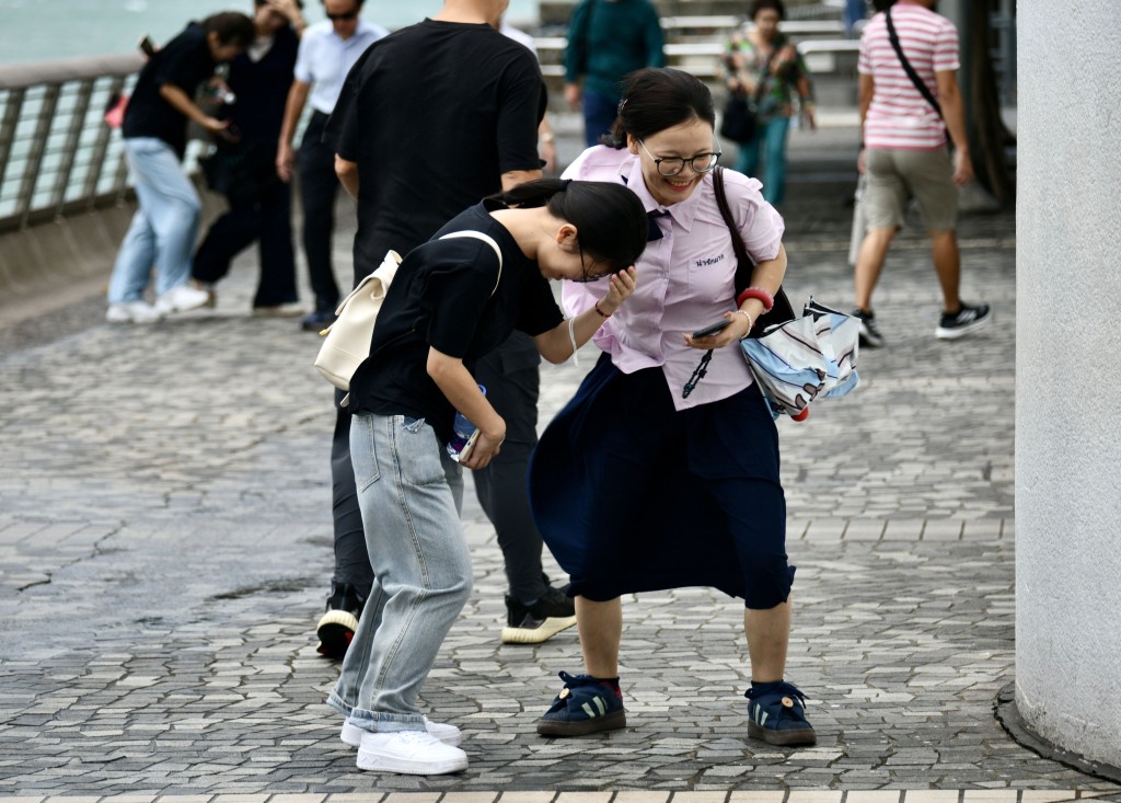 下周二及周三,本港均會有一兩陣陣雨,亦會吹北風4至5級,離岸及高地間中6級。資料圖片 下周二及周三,本港均會有一兩陣陣雨,亦會吹北風4至5級,離岸及高地間中6級。資料圖片