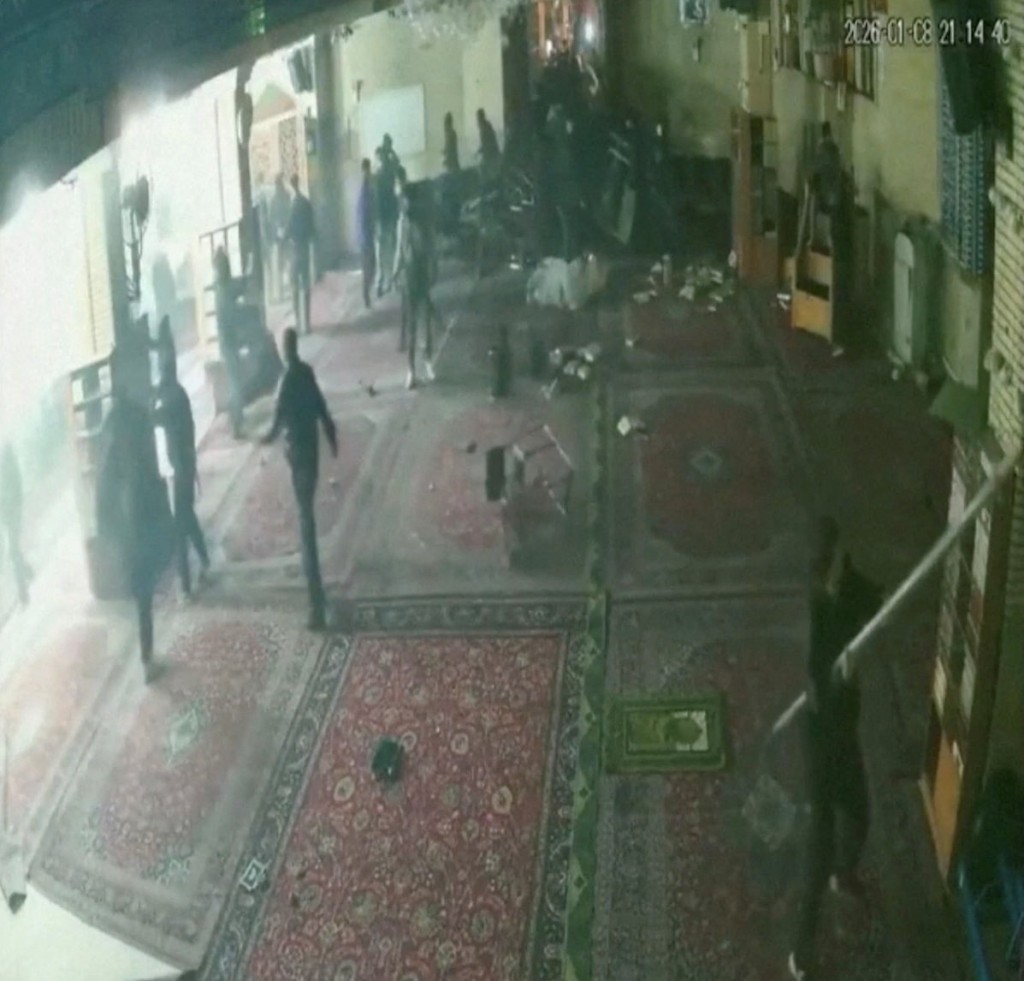 示威者在一間清真寺內大肆破壞。路透社