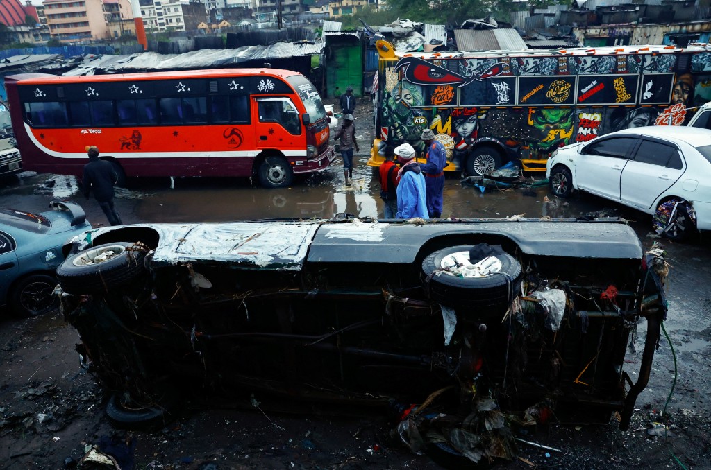 有人被洪水沖走的汽車壓着，一名老翁被沖走的汽車壓住身亡。路透社